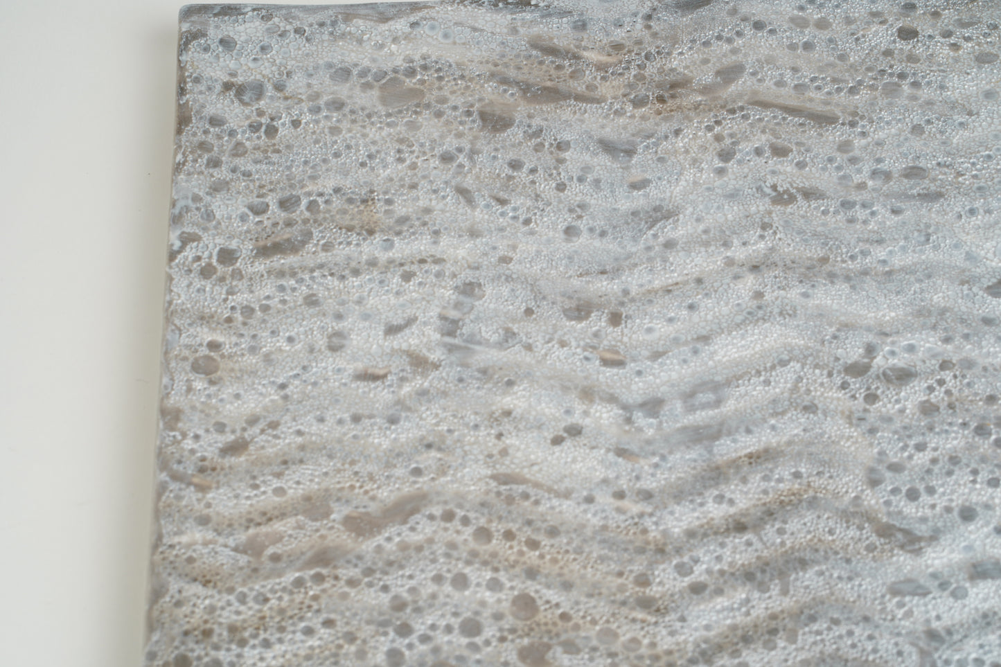 จานสี่เหลี่ยมลายคลื่นสีเทา