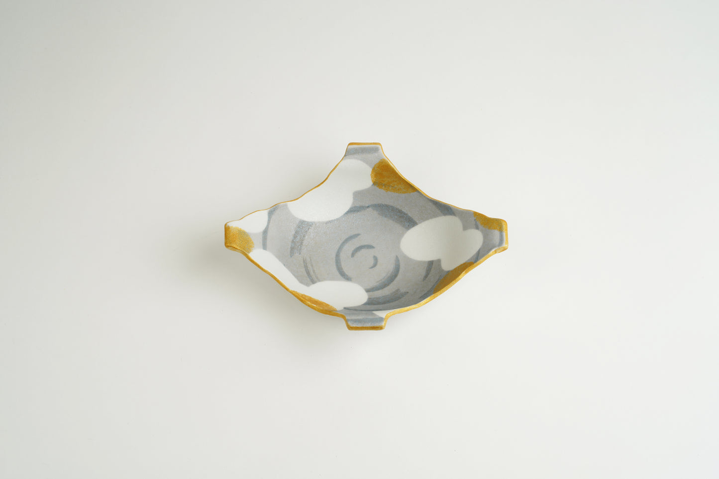 ชามกลางทรงเพชรมายุดามะ