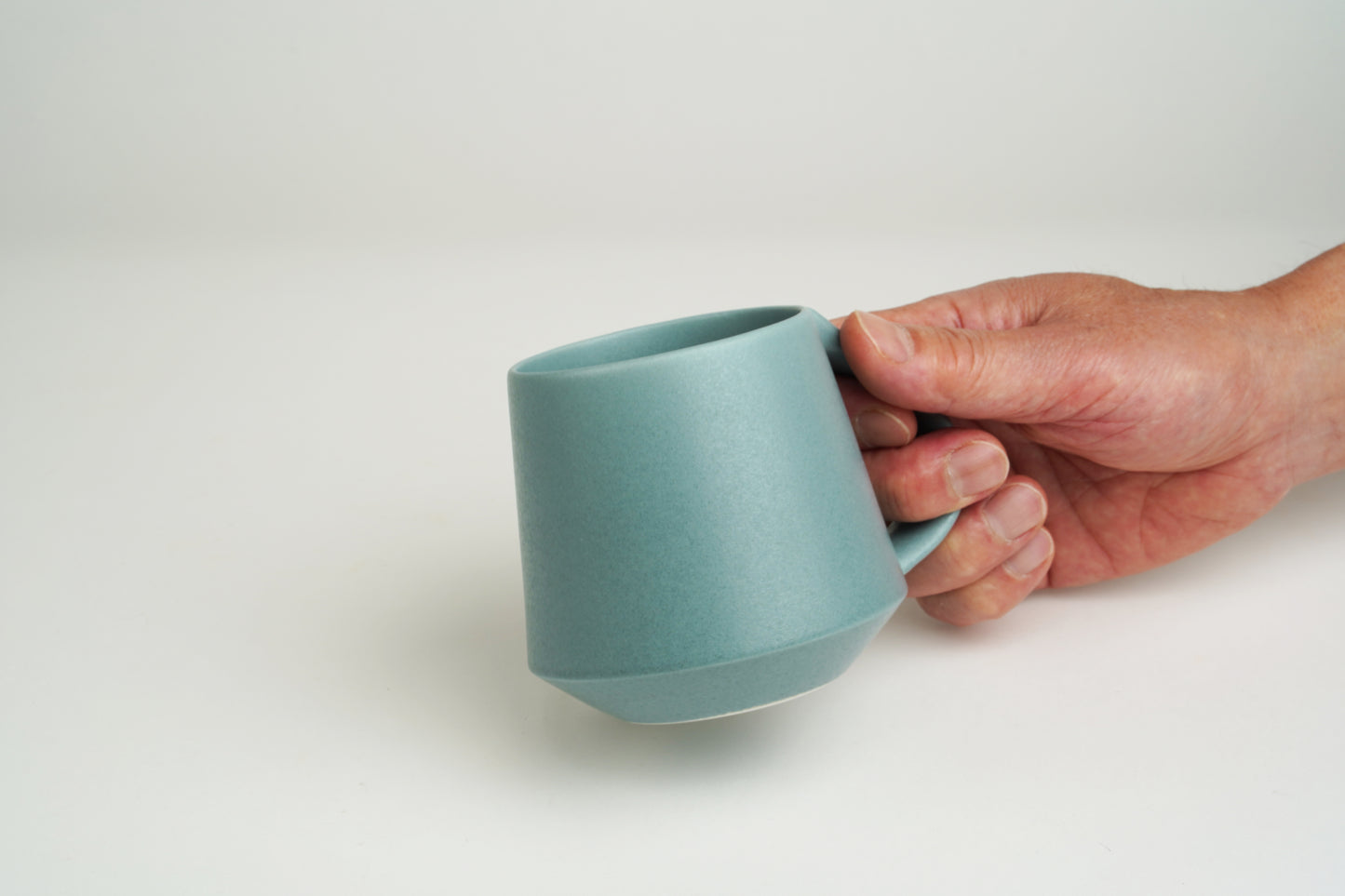 แก้วมัคสีน้ำเงินเทามีสไตล์