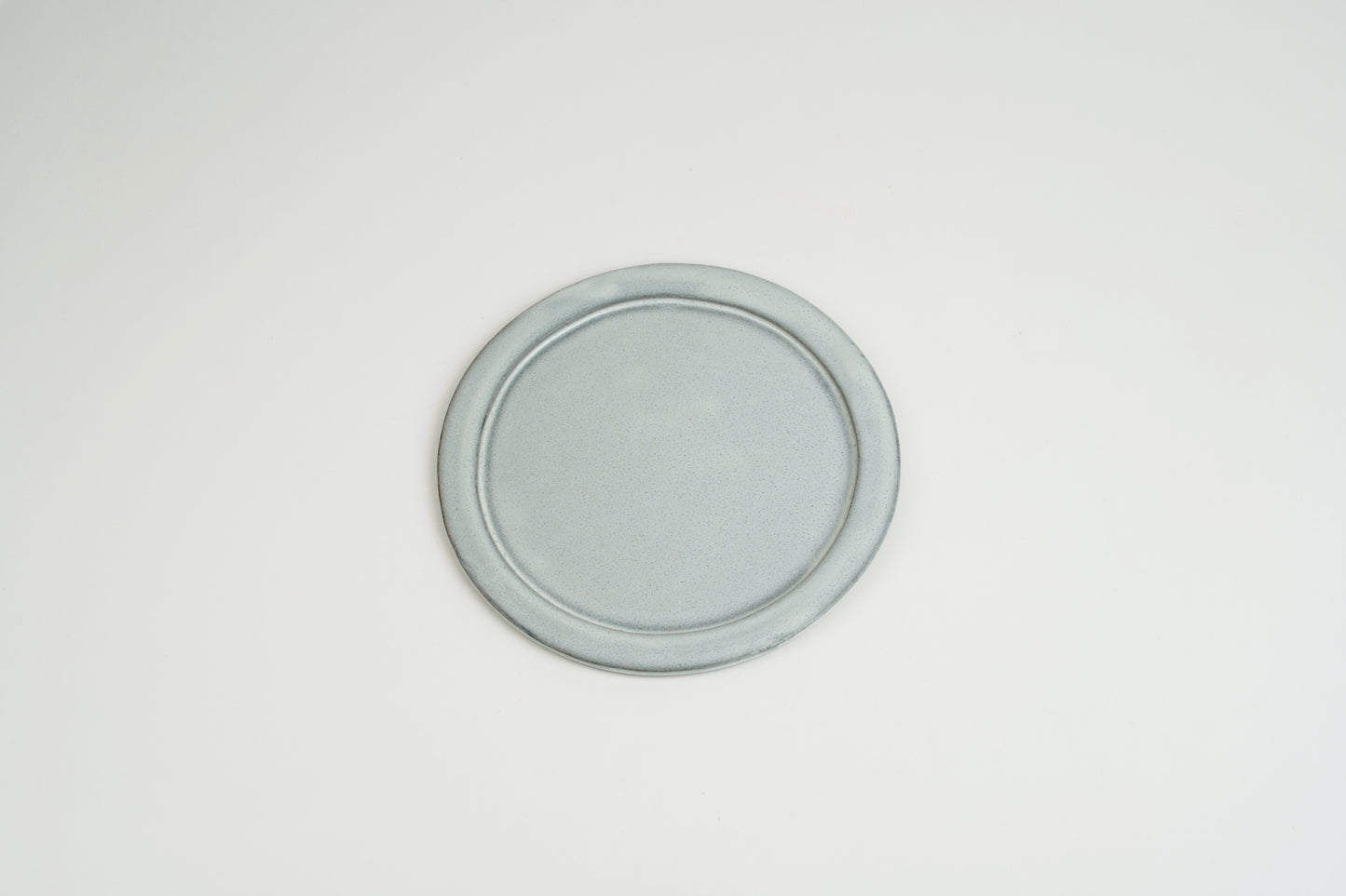 จานเอ็มสีเทา