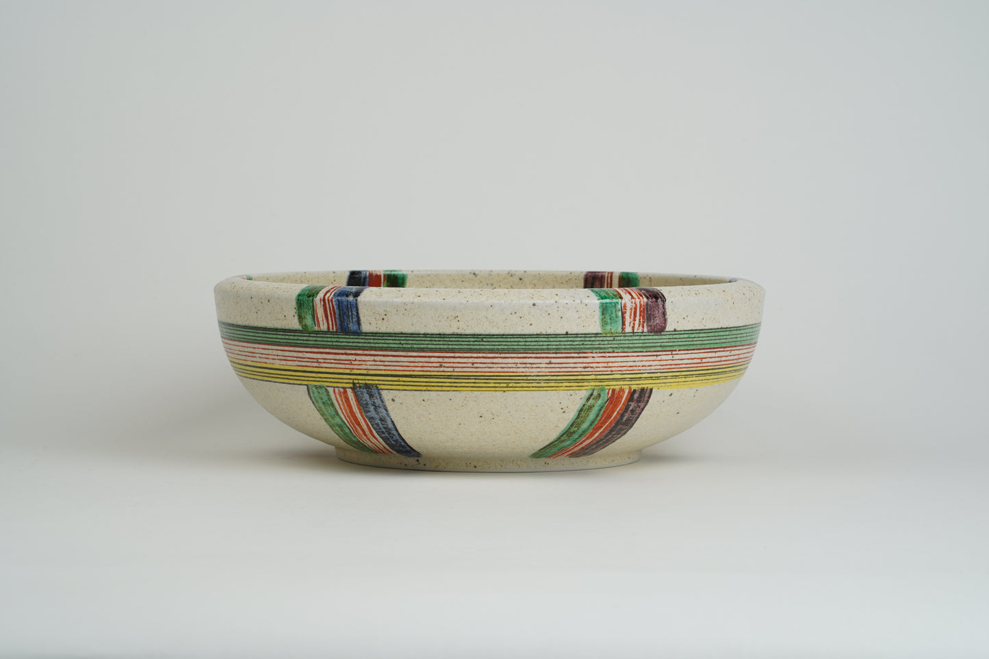 Thread-wrapped crest 8-inch deep bowl