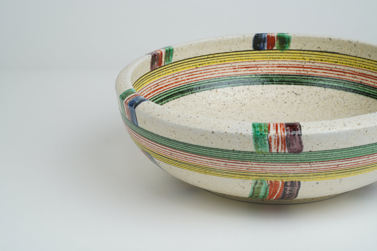 Thread-wrapped crest 8-inch deep bowl