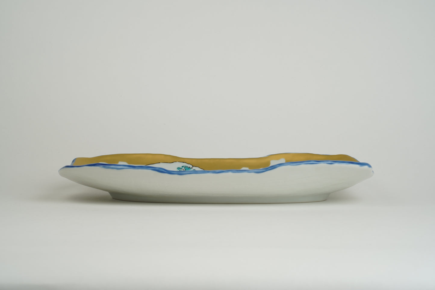 Wave-patterned plate