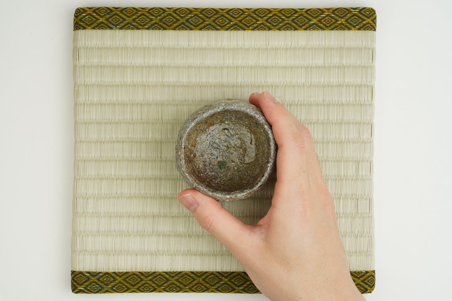 Round ash-glazed sake cup
Diver's regulator