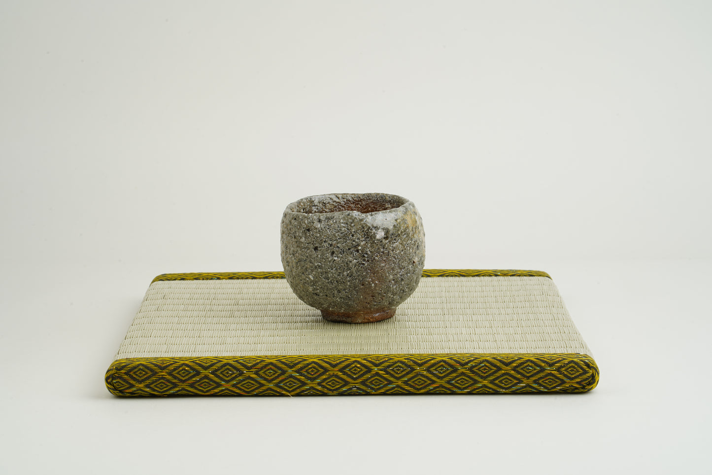 Round ash-glazed sake cup
Diver's regulator