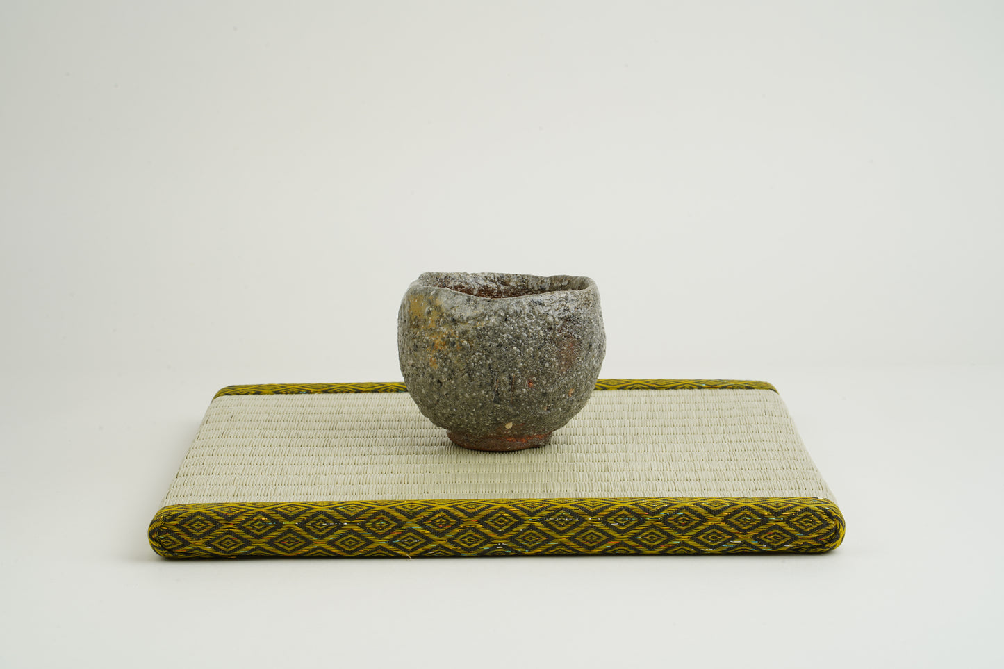 Round ash-glazed sake cup
Diver's regulator