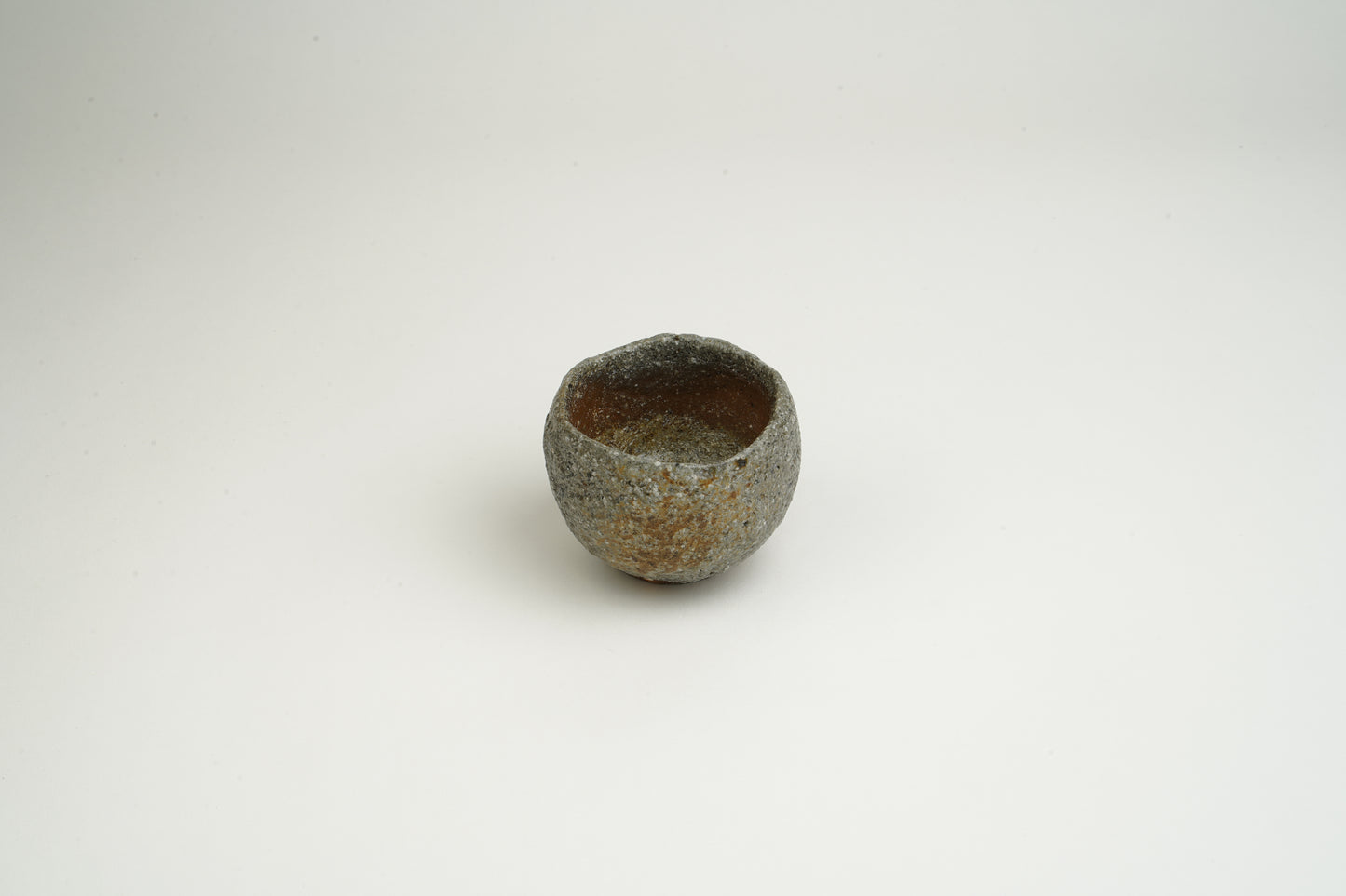 Round ash-glazed sake cup
Diver's regulator