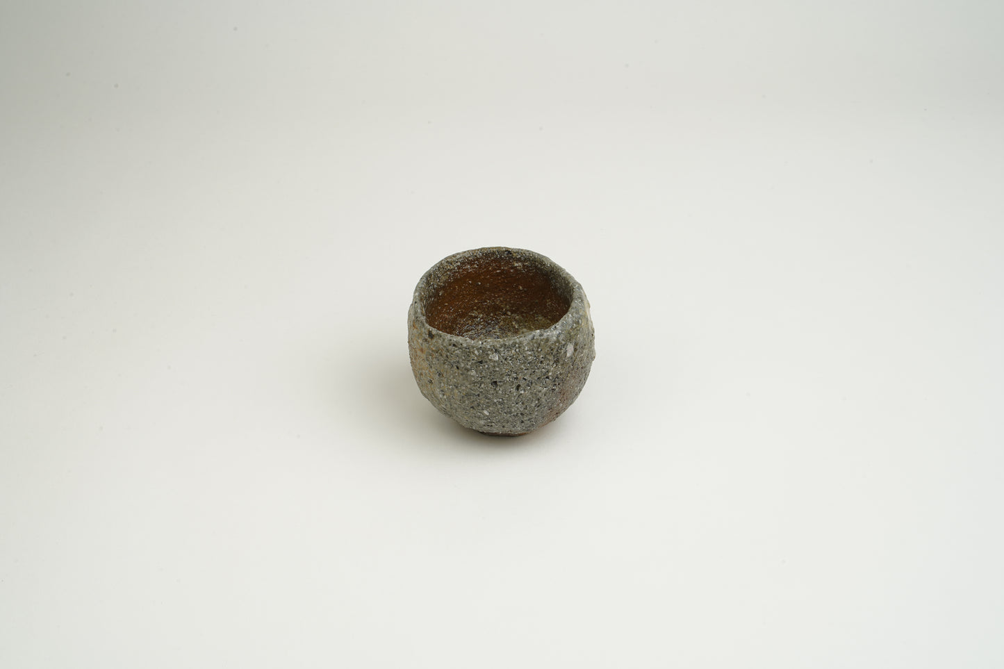 Round ash-glazed sake cup
Diver's regulator