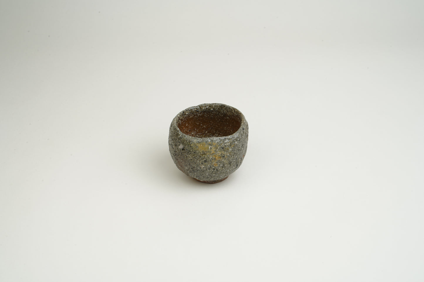 Round ash-glazed sake cup
Diver's regulator