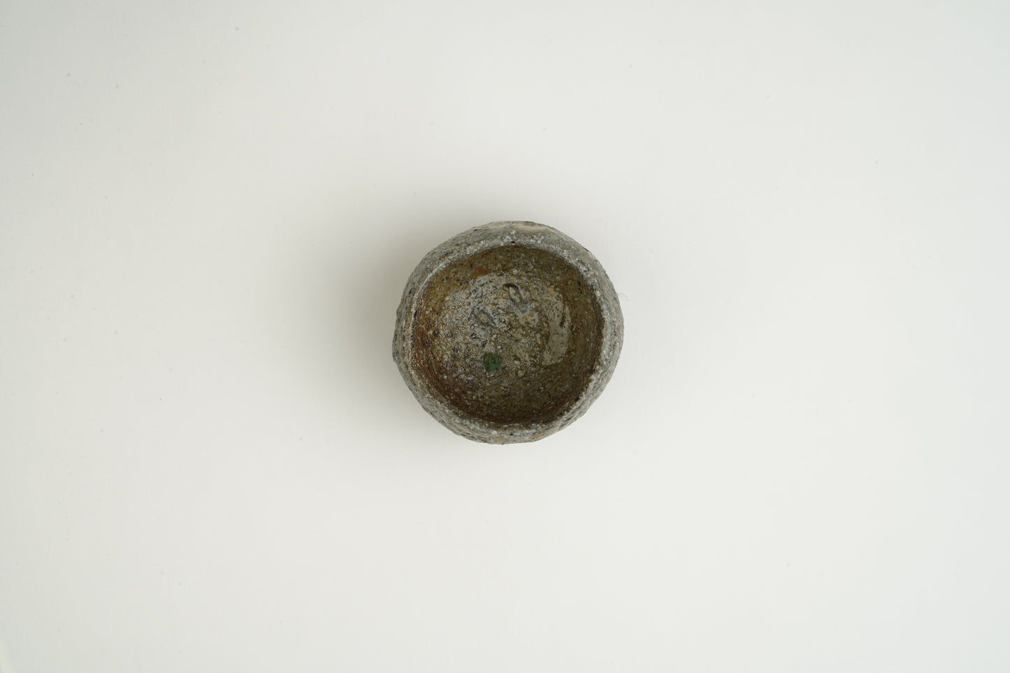 Round ash-glazed sake cup
Diver's regulator