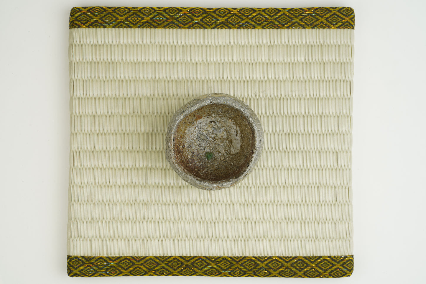 Round ash-glazed sake cup
Diver's regulator
