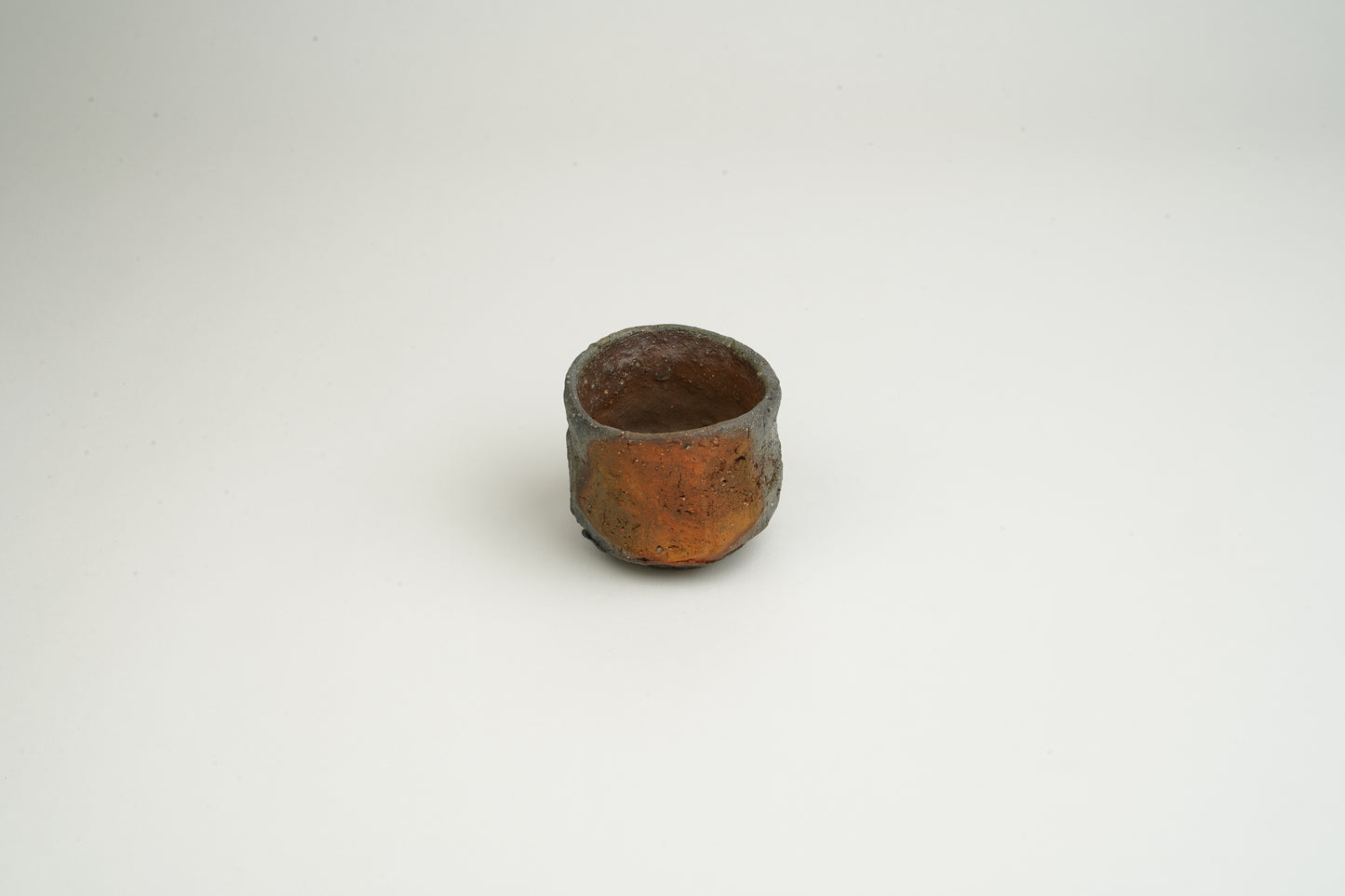 Kiln-transformed sake cup, stately and magnificent
