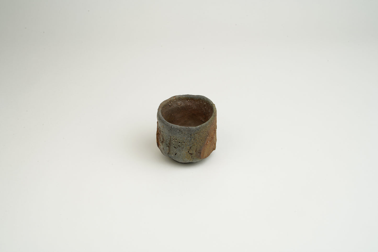 Kiln-transformed sake cup, stately and magnificent