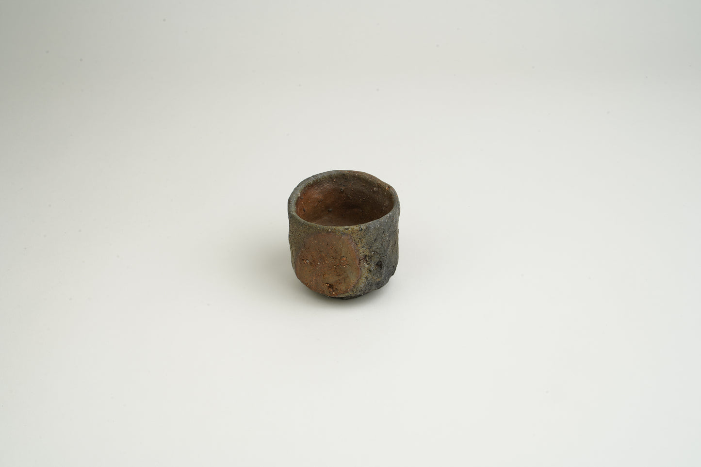Kiln-transformed sake cup, stately and magnificent