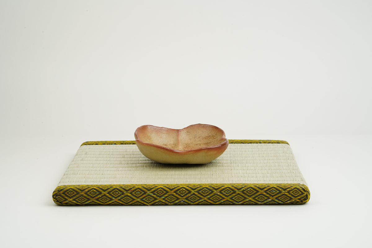 Bizen Flower-Shaped Small Plate A
Sesame Blizzard