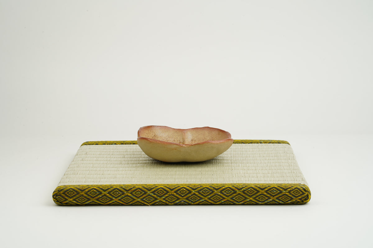Bizen Flower-Shaped Small Plate A
Sesame Blizzard