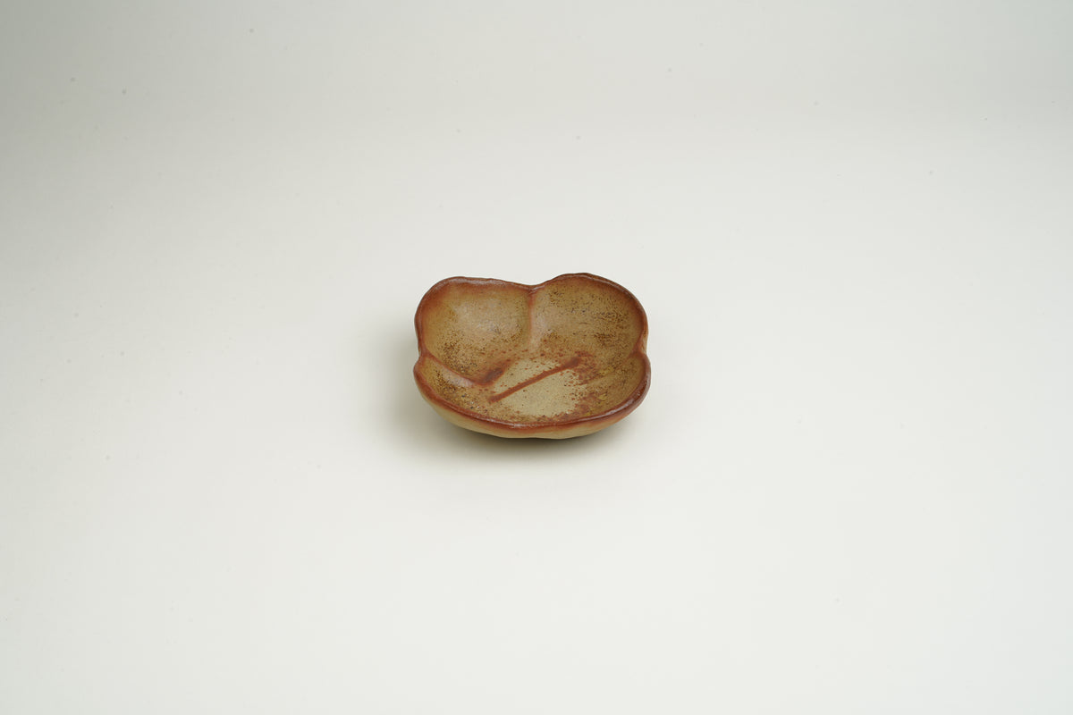 Bizen Flower-Shaped Small Plate A
Sesame Blizzard