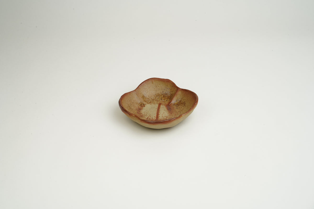 Bizen Flower-Shaped Small Plate A
Sesame Blizzard