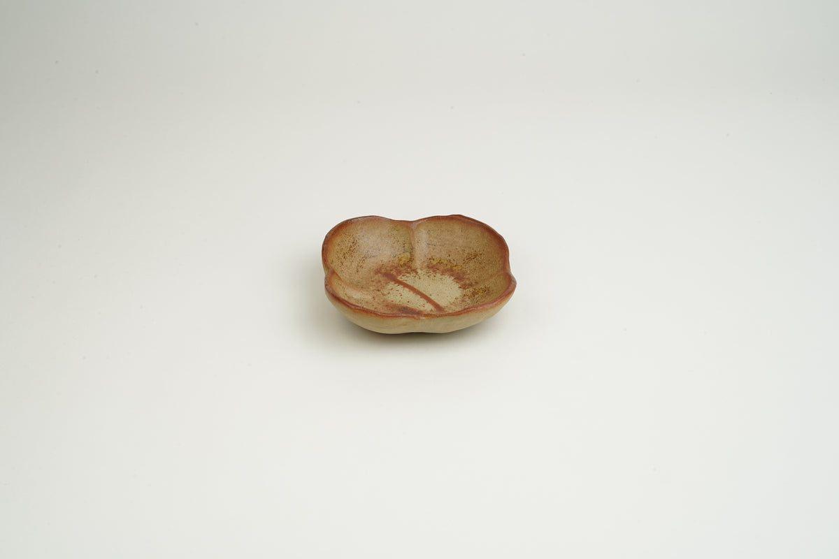 Bizen Flower-Shaped Small Plate A
Sesame Blizzard