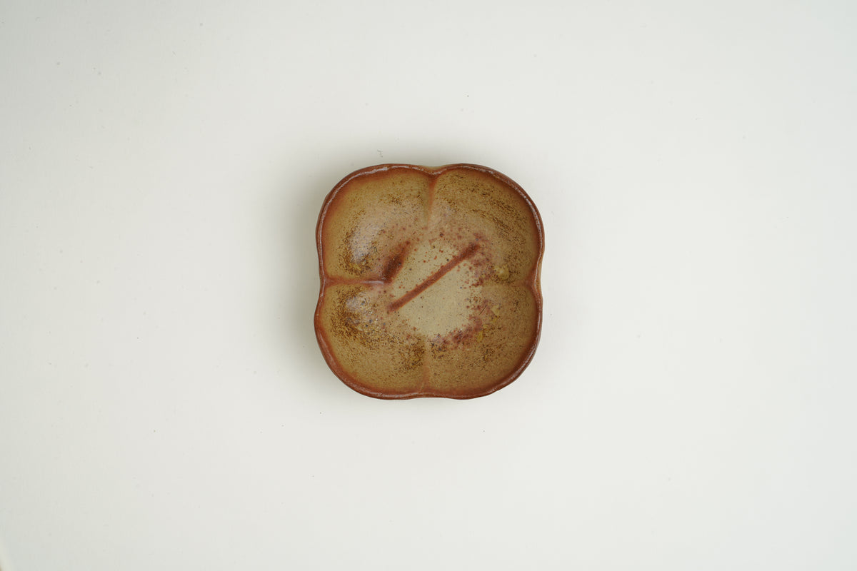 Bizen Flower-Shaped Small Plate A
Sesame Blizzard